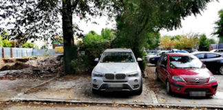 24 de locuitori din Sectorul 6 au rămas peste noapte fără locurile de parcare. Primăria susţine că un dezvoltator imobiliar e proprietarul terenului.