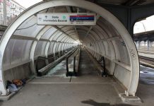 2,5 milioane de euro, bani aruncați la gunoi. Trotuarul rulant din Gara de Nord din București s-a transformat în toaletă publică pentru oamenii străzii