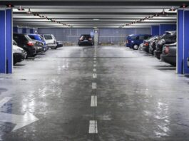 Patru ucraineni furau din mașinile aflate în parcările unor centre comerciale din România, cu ajutorul unor dispozitive rusești