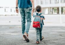 Părinții salariați primesc o deducere personală suplimentară de 100 de lei pentru fiecare copil înscris la școală, grădiniță sau creșă, indiferent de nivelul veniturilor
