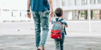 Părinții salariați primesc o deducere personală suplimentară de 100 de lei pentru fiecare copil înscris la școală, grădiniță sau creșă, indiferent de nivelul veniturilor