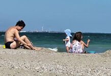 Nicușor Dan și-a pus slipii de scandal și a plecat la mare/ VIDEO
