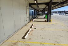 Parcarea de tip park&ride de la Pantelimon, făcută de Primăria Capitalei cu 13 milioane de euro, zace goală și plină de deşeuri