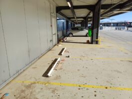 Parcarea de tip park&ride de la Pantelimon, făcută de Primăria Capitalei cu 13 milioane de euro, zace goală și plină de deşeuri